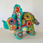Triceratops met Afrikaanse Bloemen – Haakpatroon