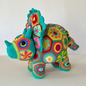 Triceratops met Afrikaanse Bloemen – Haakpatroon
